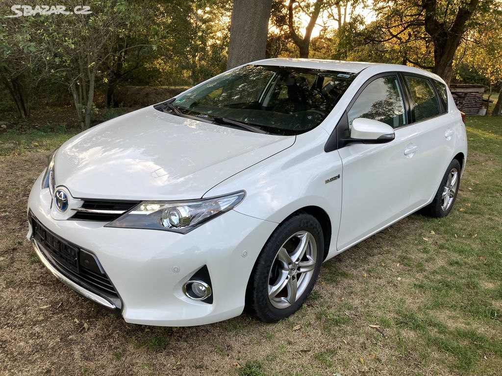 TOYOTA AURIS HYBRID 2013, 1.MAJ 135000KM, NOVÁ STK