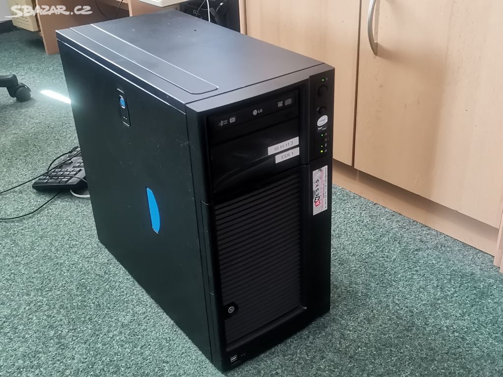 Starší server Intel SC5299DP