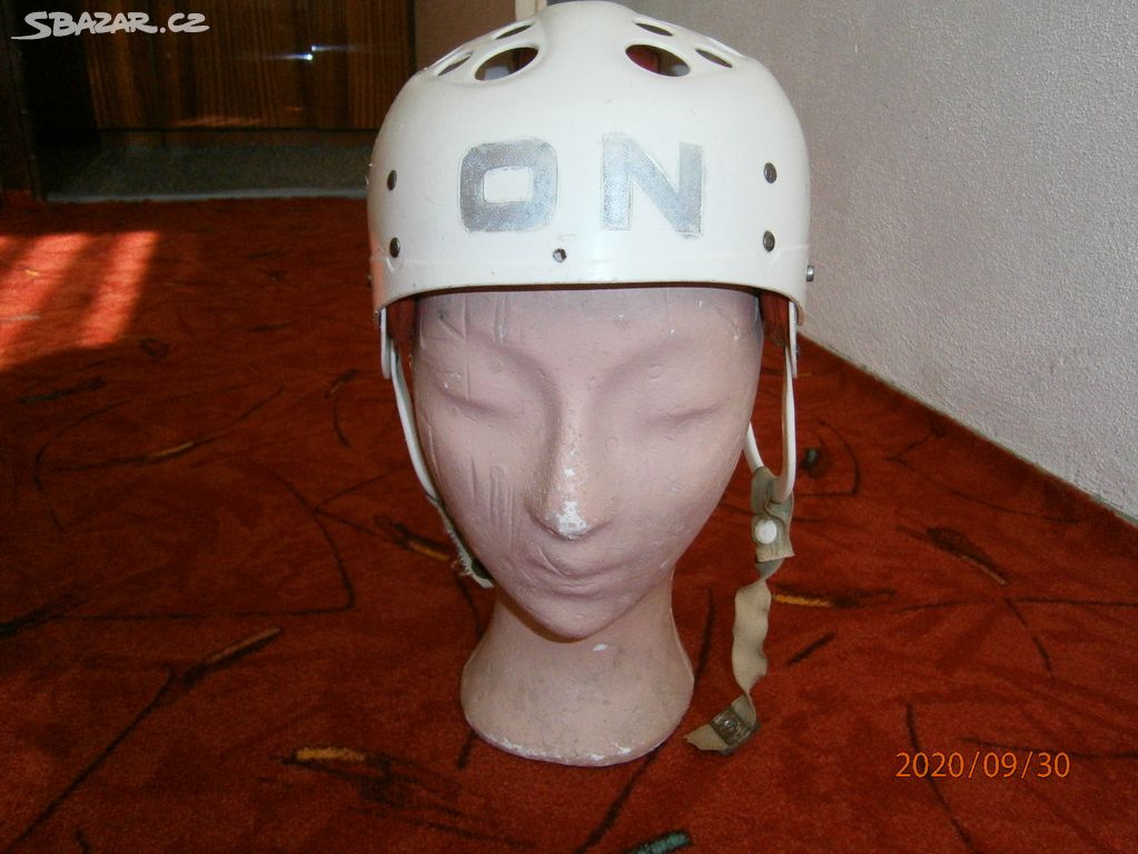 hokejová helma,přilba retro,samolepky,kalendář