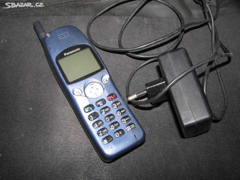 starý mobilní telefon panasonic, nokia 3110 nhe 8