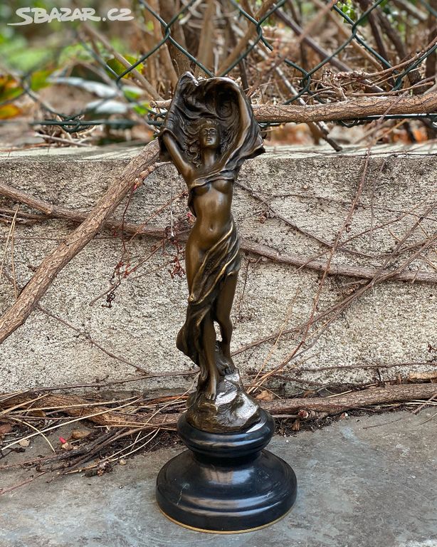 Bronzová socha soška -  žena s šátkem 2