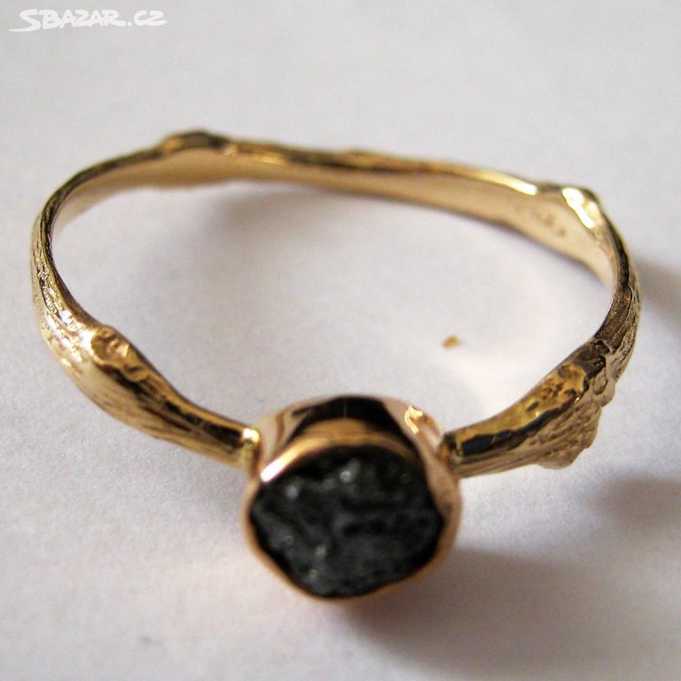 Prsten z 18 K zlata se surovým černým diamantem