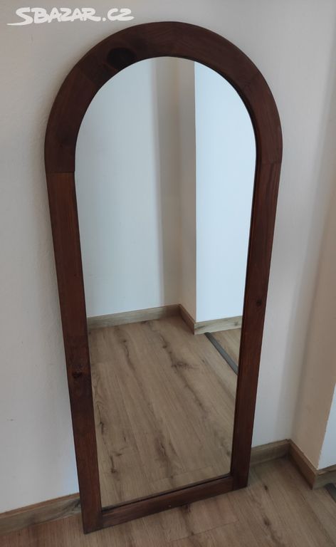 Nástěnné obloukové zrcadlo v dřevěném rámu