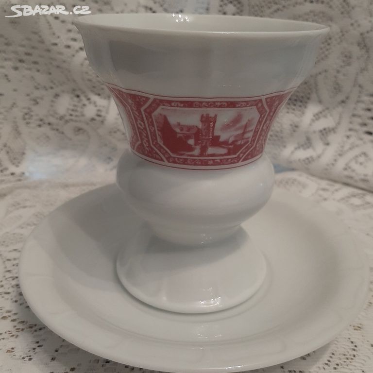 Porcelánový pohár s talířem