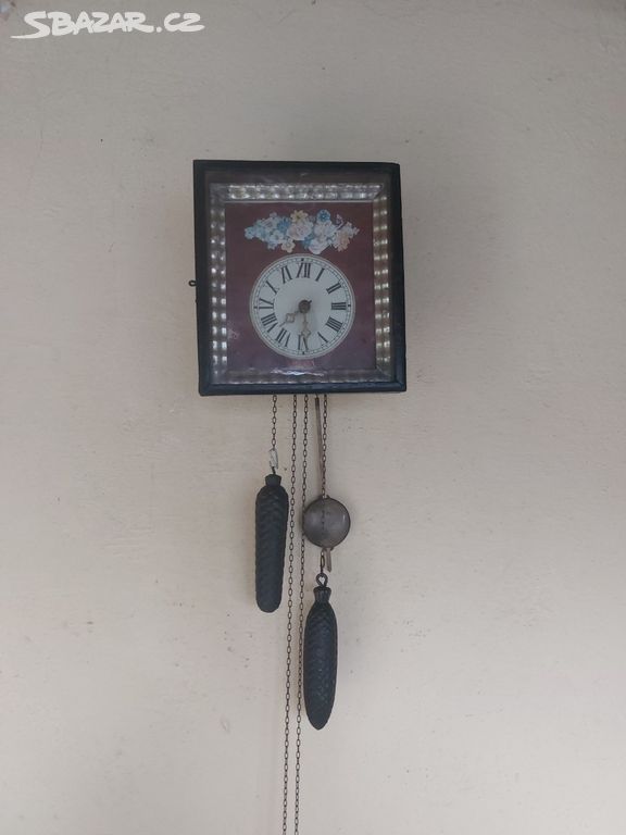 Staré funkční závažové hodiny se zvonkem.