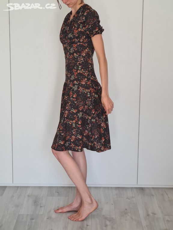 vintage hnědé květované šaty