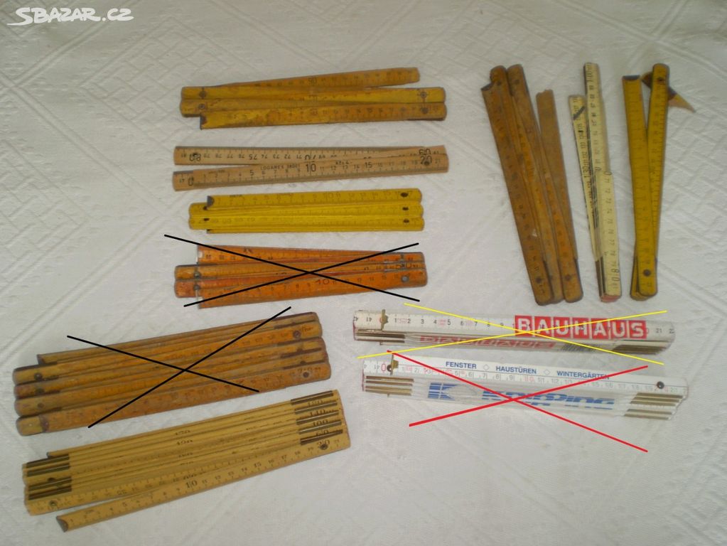 staré dřevěné skládací metry a dvoumetr