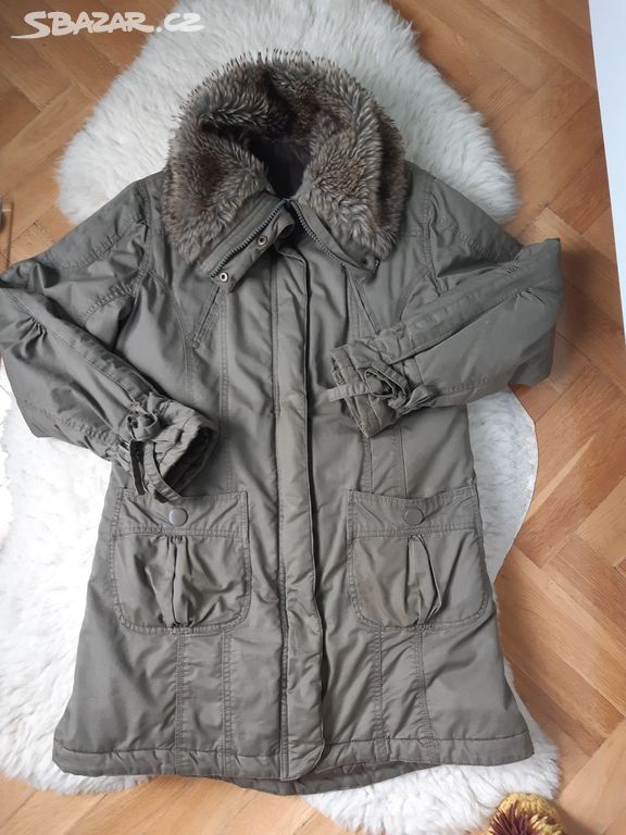 Výhodná nabídka. Moderní khaki parka, pěkná.