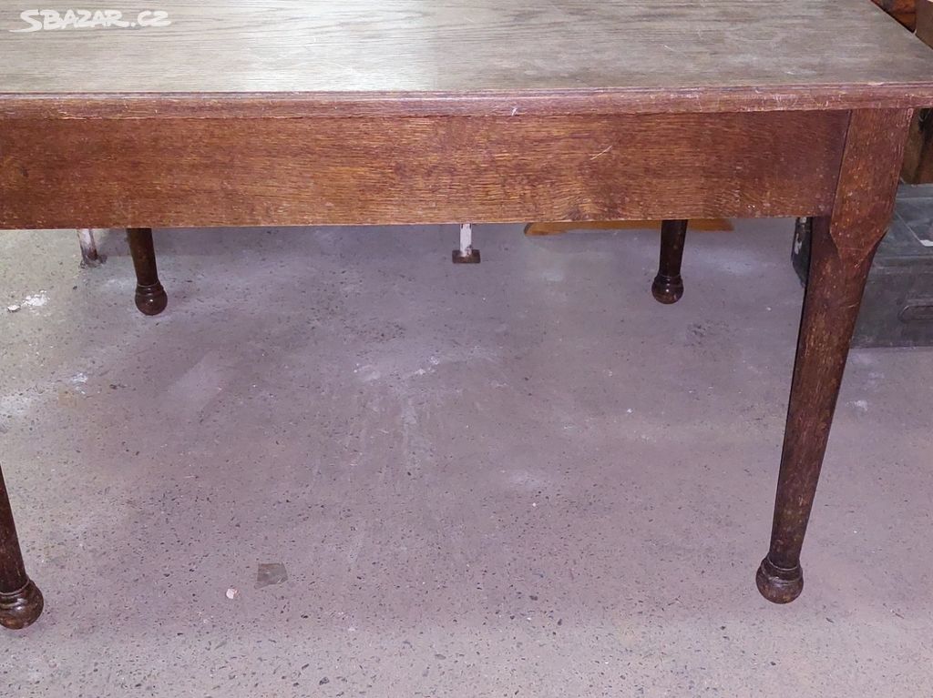 starožitný dřevěný stůl z masivu