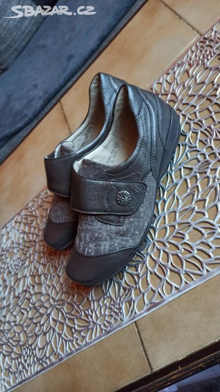 Nové boty polobotky vel 9- délka stélky 29 cm