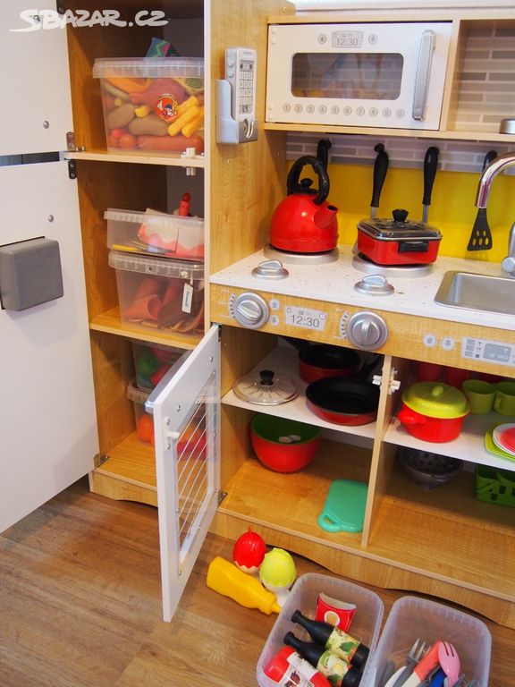 Dřevěná dětská kuchyňka včetně nádobí a jídla