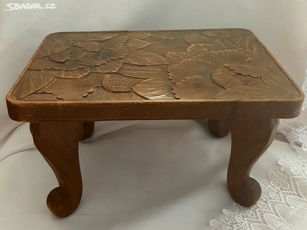 vyřezávaný dřevěný stoleček