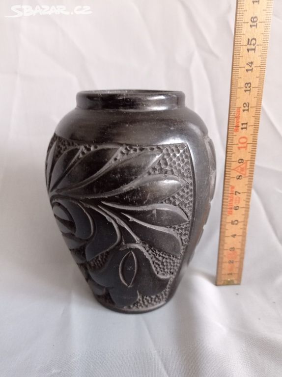 Starožitná váza z černé hlíny