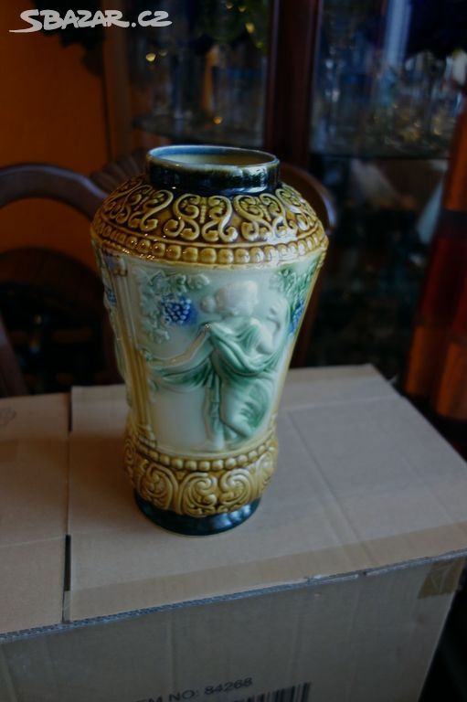 Pěkná, stará, majoliková váza s figurálním motivem