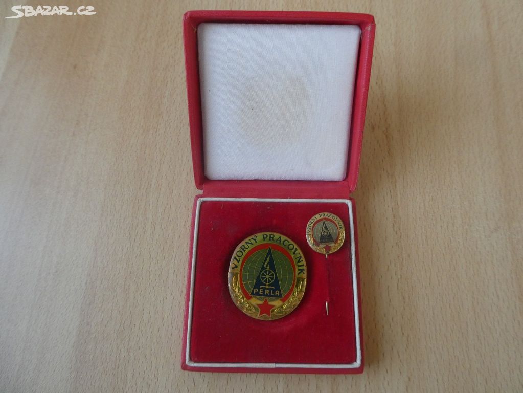Medaile + odznak Vzorný pracovník
