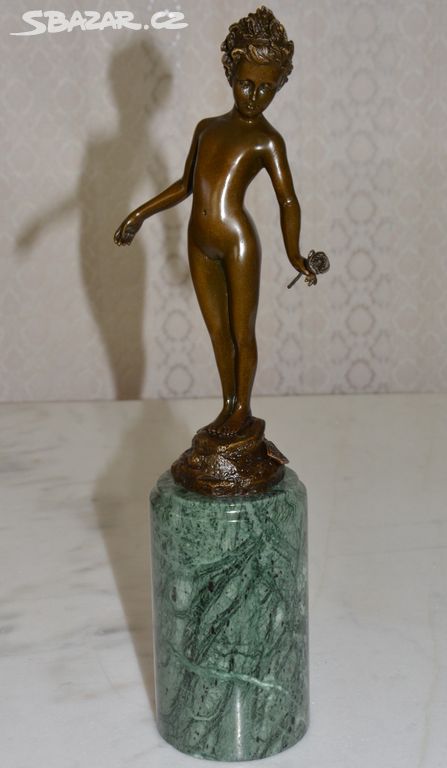 Bronzová soška - Dívka s květinou