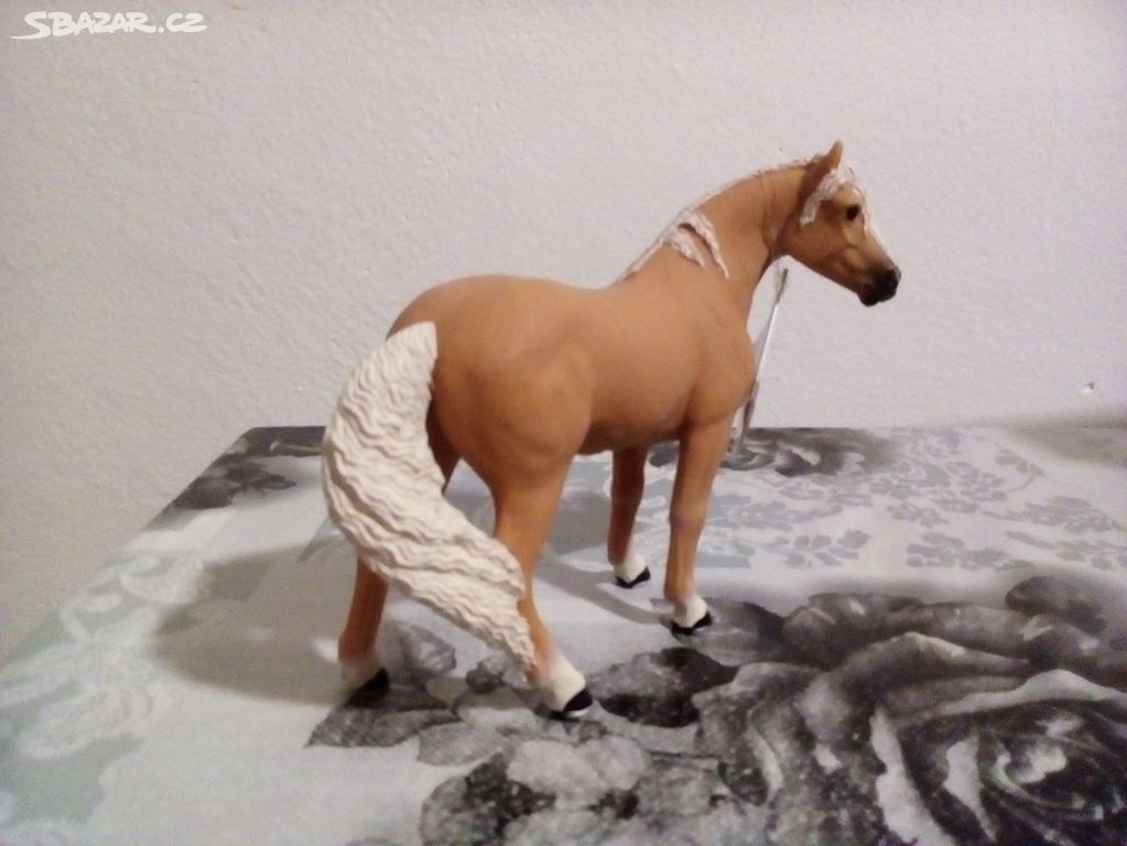 kůň Palomino Mustang klisna