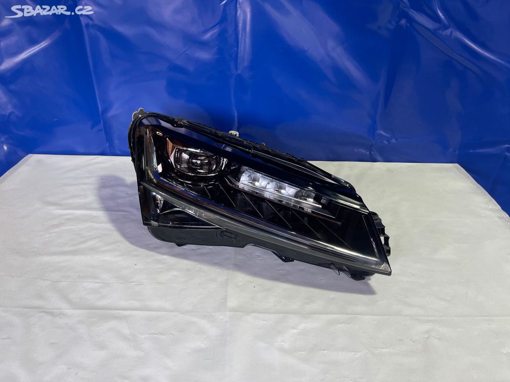 Škoda Superb 3. Pravé Přední světlo Face Metrix