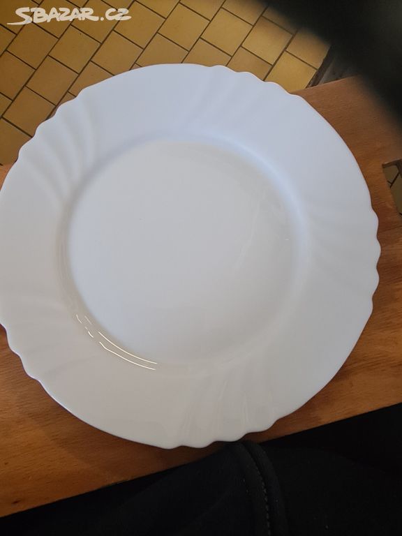 Talíř bílý mělký gastro 25.5 cm cca 100 ks