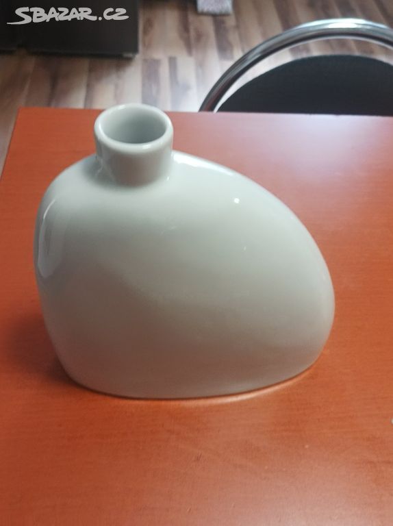 Bílá designová, porcelánová váza.
