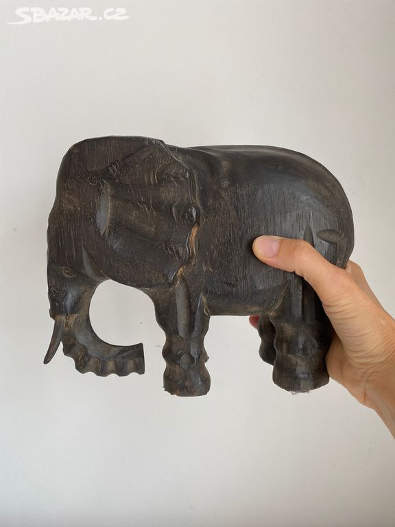 Dřevěná ručně vyřezávaná soška - slon 18 x 24 cm