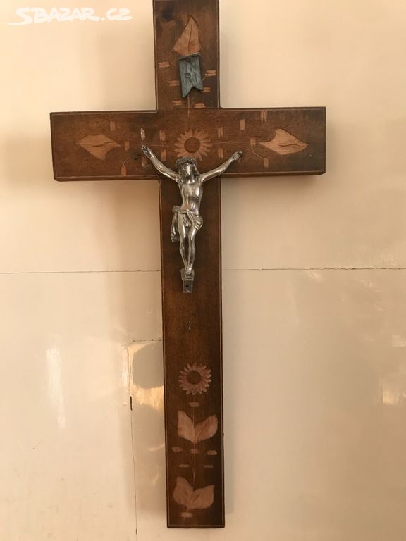 vyřezávaný kříž s Kristem