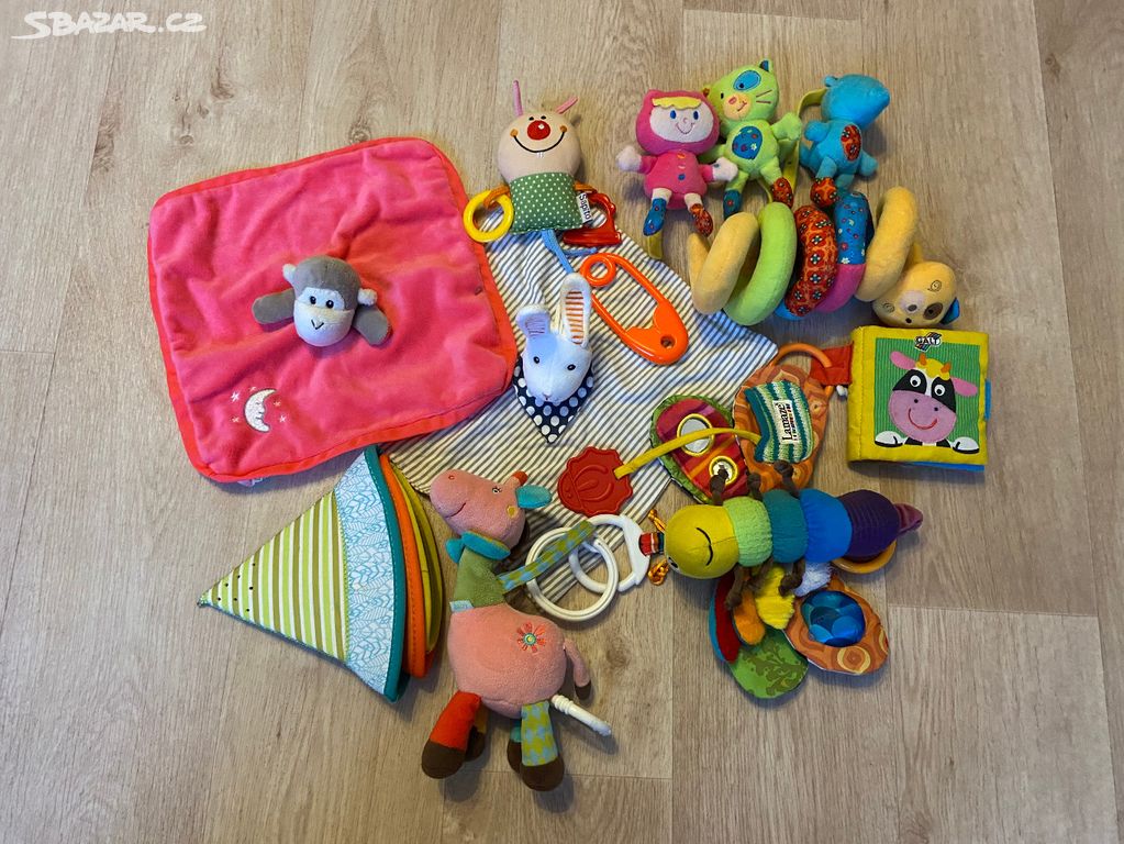 Set 16 ks látkových hraček pro děti od 0 do 3 let