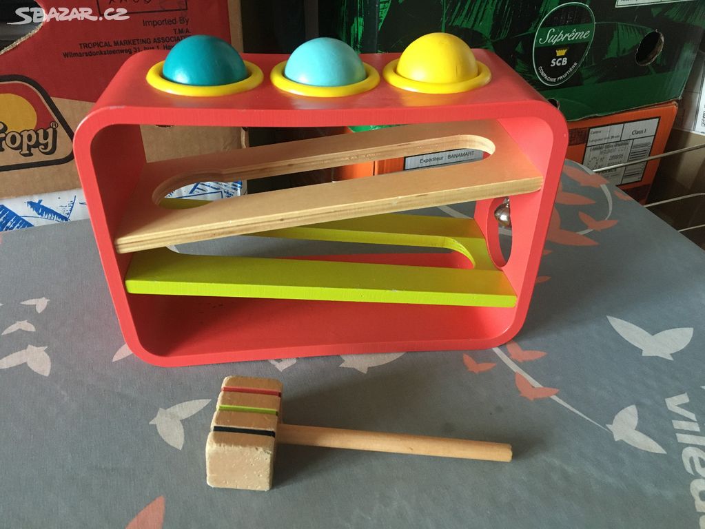 Dřevěná hračka - zatloukání kuliček