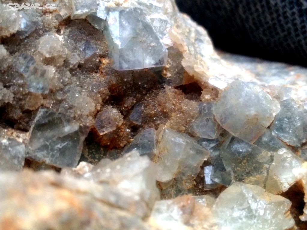 Fluorit z lokality Kožlí - krychličky až 5 mm