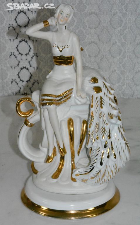 Porcelánová socha - Dáma s pávem