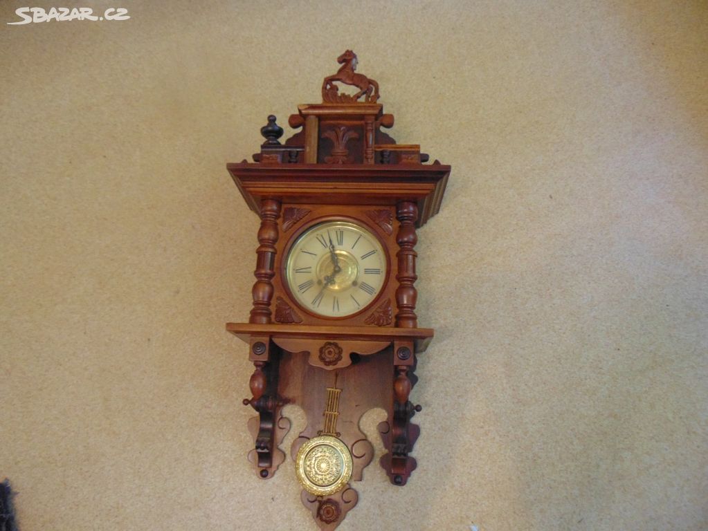 Starožitné řezbované nástěnné hodiny