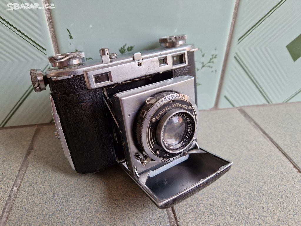 Starý měchový fotoaparát Certo Super Dollina I