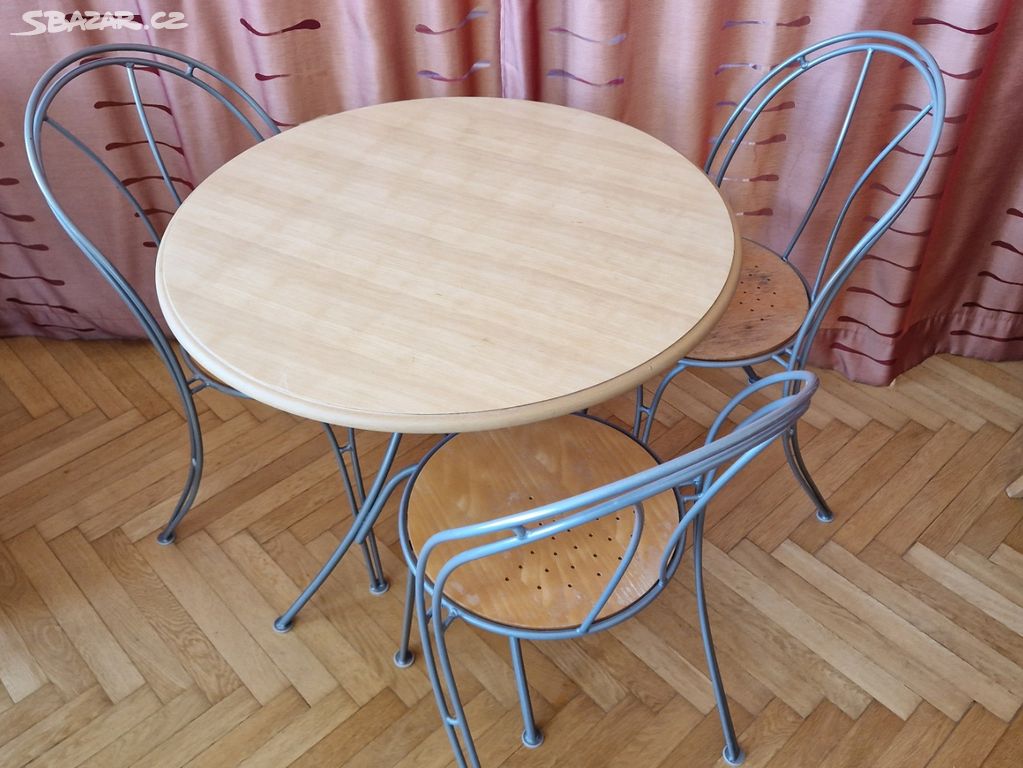 Kulatý stůl a tři židle