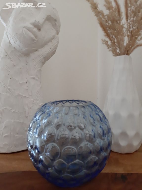 Krásná váza s optickými čočkami z foukaného skla