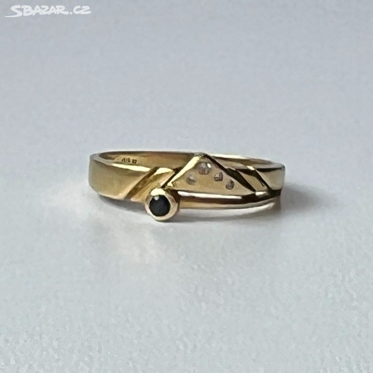 Zlatý prsten s brilianty a safírem (3)