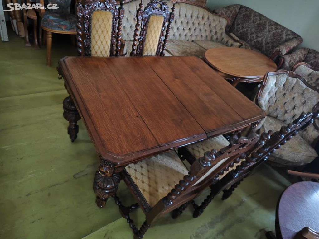 Starý řezbovaný stůl a 4 židle.