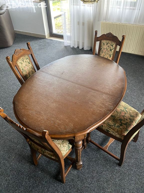 Starožitný jídelní stůl s židlemi