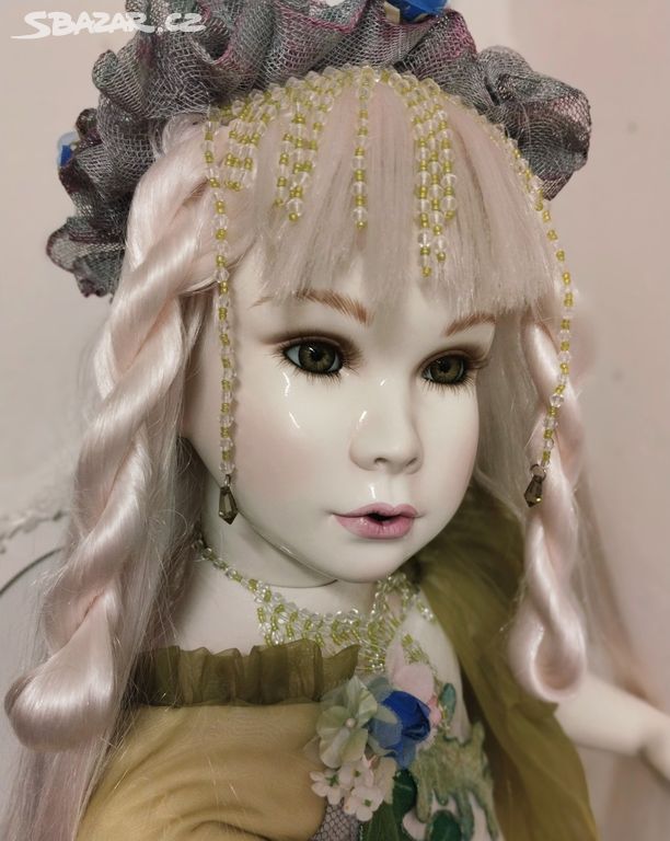 Zajímavá umělecká sběratelská porcelánová panenka