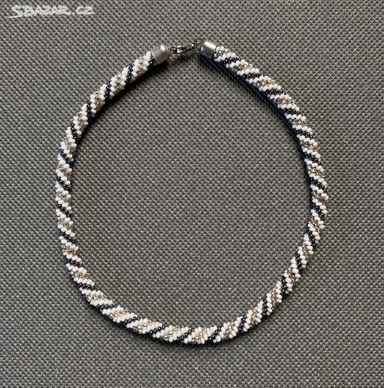 Krátký kroucený rokajlový náhrdelník, Jablonecko