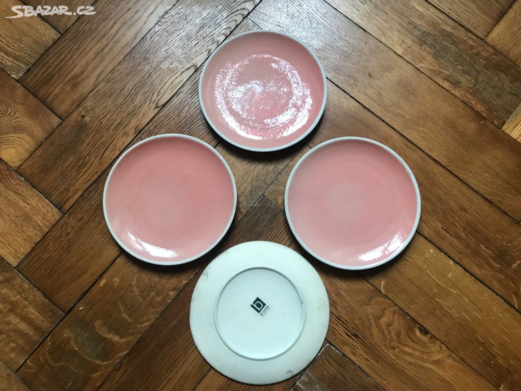 Růžové dezerní talíře