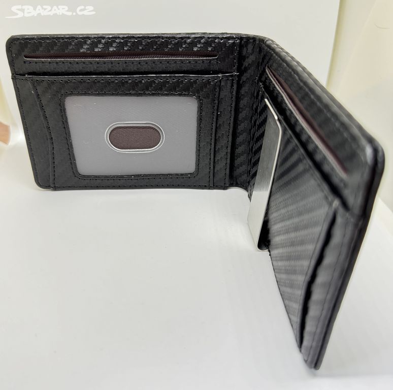Stylová černá peněženka s karbonovým vzhledem