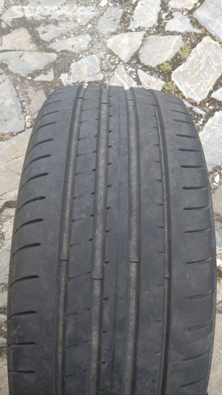 prodám 2 letní pneu 215 45 17 GOODYEAR vzorek 85%