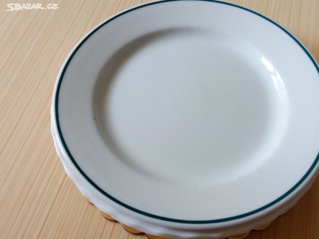 starý porcelánový talíř s modrou linkou značený