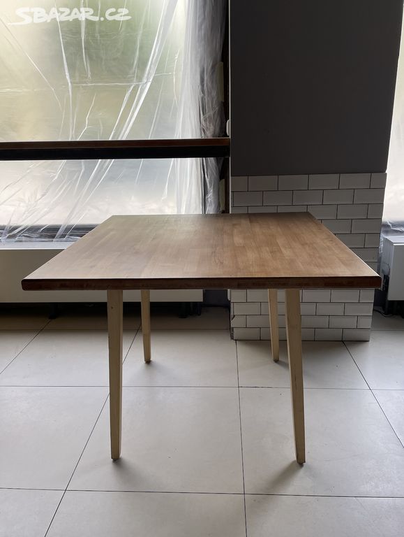 Jídelní stůl dřevěný