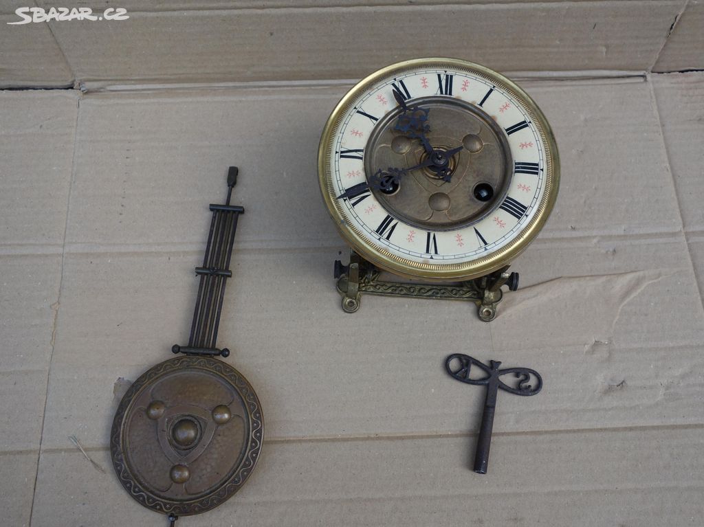 Starý hodinový stroj, držák a klíč Kienzle