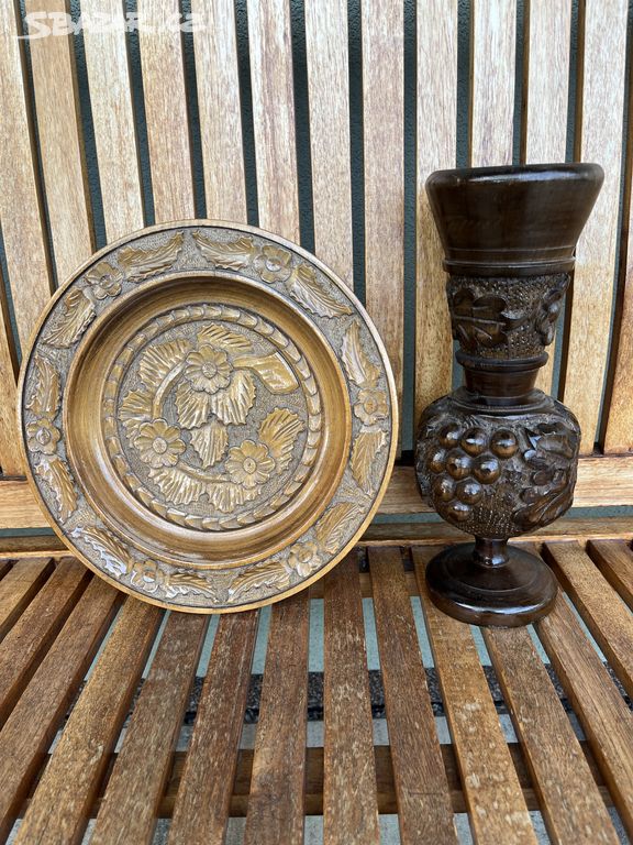 Dřevěný vyřezávaný talíř a váza