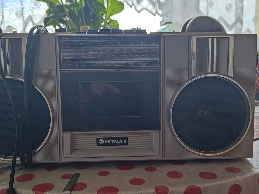 Retro boombox Hitachi TRK-6801E bez antény