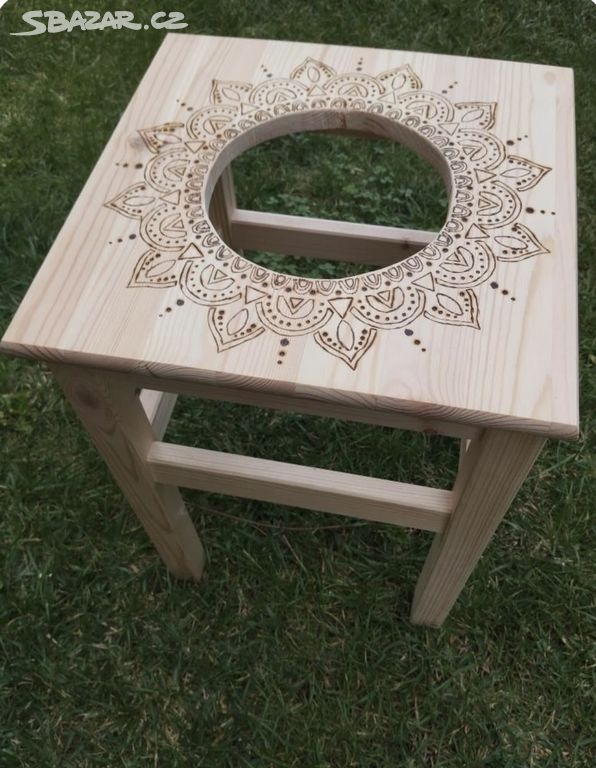 Napařovací ručně vyráběná stolička s mandalou