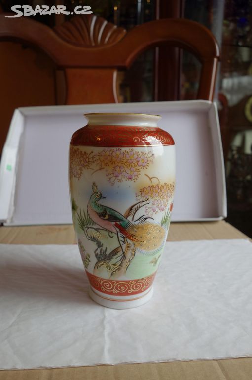 Pěkná, stará malovaná porcelánová váza s pávy-Asie