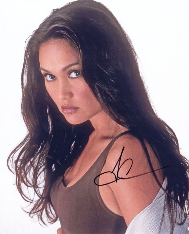 Tia Carrere - foto s podpisem + COA